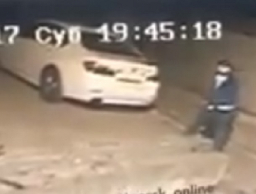 Неадекватный прохожий разбил камнем припаркованную иномарку в Пятигорске