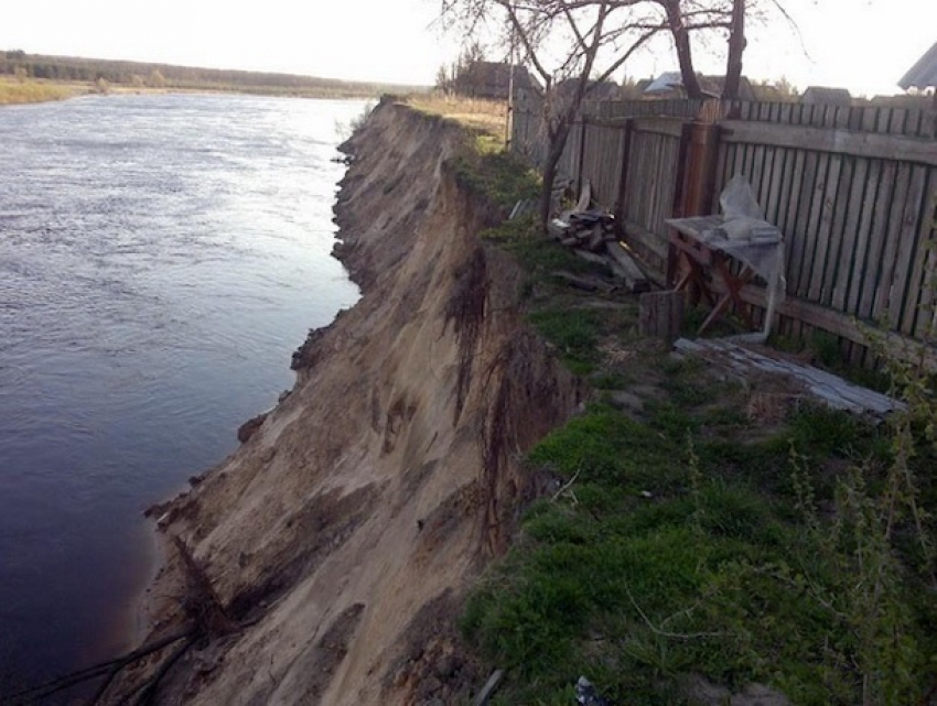 Из-за бюрократов дома жителей хутора проваливаются с обрыва в реку на Ставрополье
