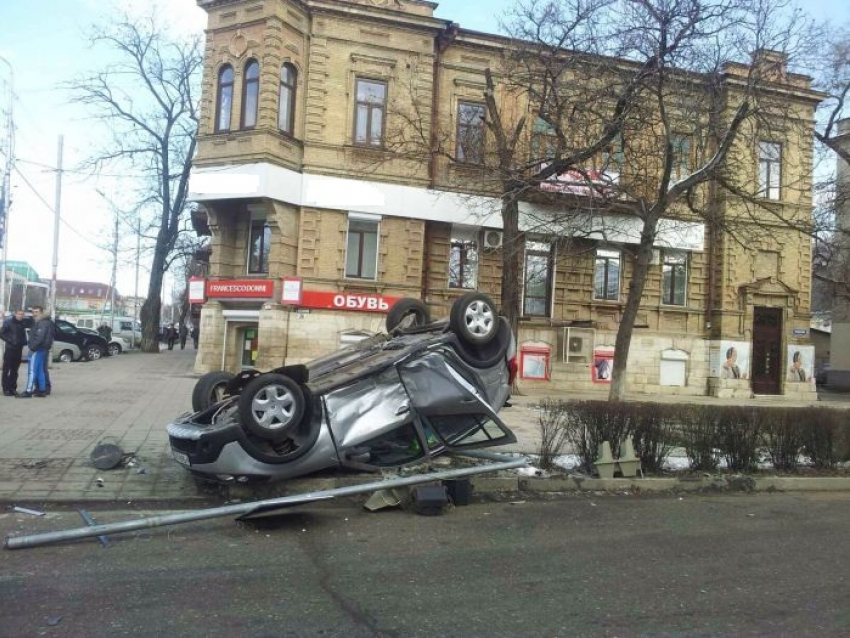 В Пятигорске перевернулась иномарка