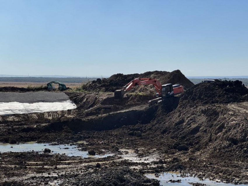 Расчистка наполовину заиленного водоема-накопителя улучшит качество водоснабжения в двух населенных пунктах Кочубеевского округа 