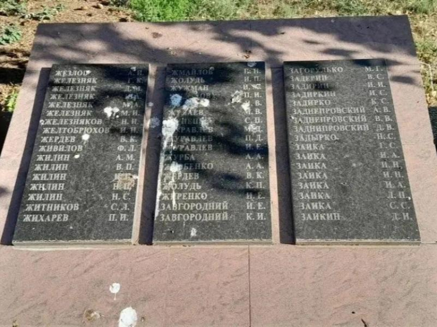 Мусор на именах героев никуда не исчез: состояние мемориала в Ипатово снова ужаснуло жителей