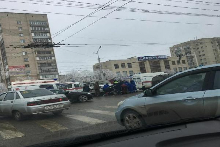В юго-западном районе Ставрополя столкнулись грузовик и отечественная легковушка