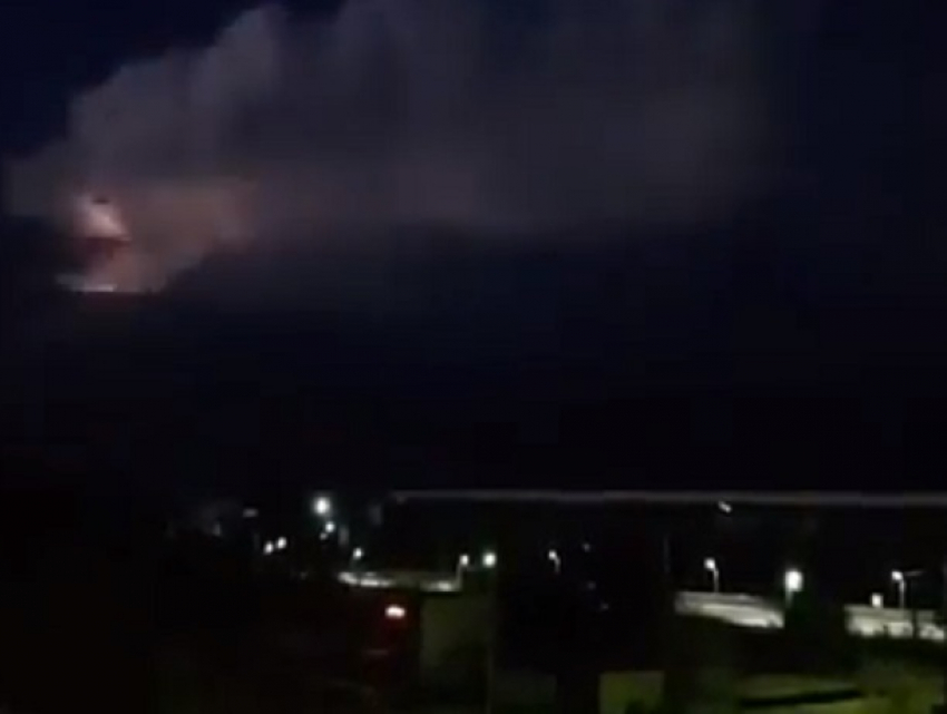 Пугающе-красивое грозовое небо попало на видео в Минеральных Водах 