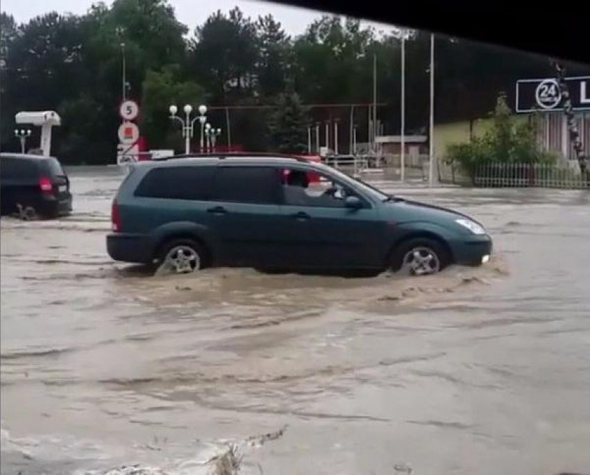 Многокилометровые пробки образовались из-за ливней в Пятигорске