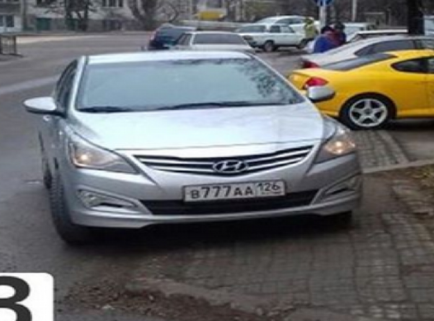 Автохам на «Хендай» проигнорировал просьбы о перепарковке с тротуара в Пятигорске