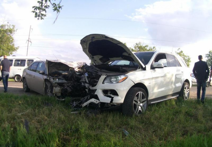 Автоледи из Пятигорска на полной скорости врезалась в легковой автомобиль