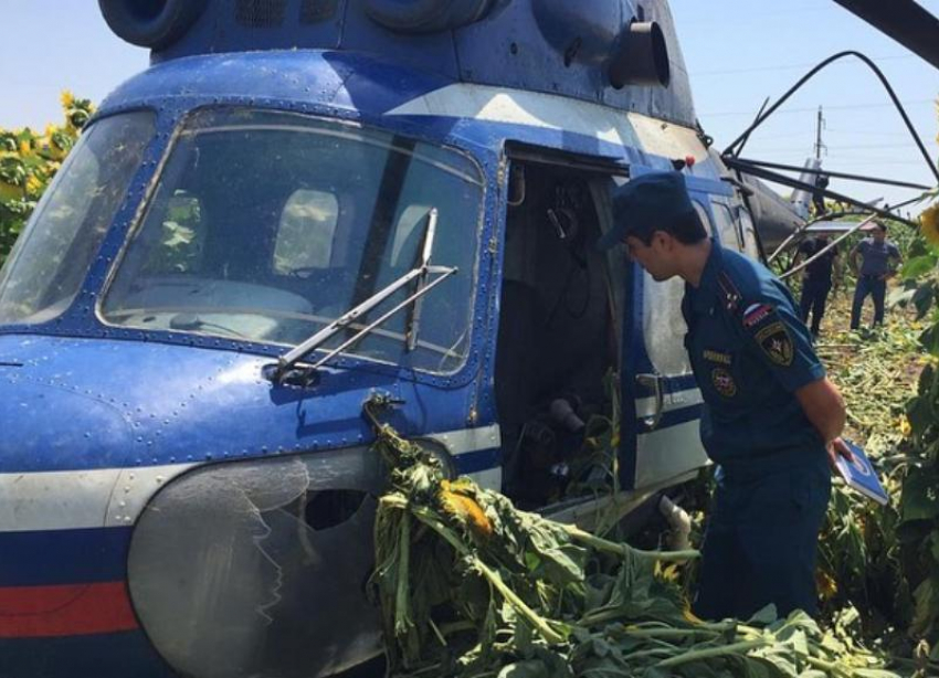 В Кабардино-Балкарии частный вертолет совершил экстренную посадку в поле