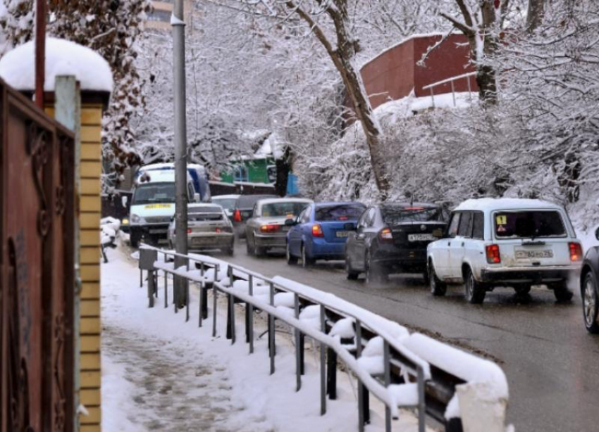 Ставрополь вновь погряз в 9-балльных пробках из-за сильного снегопада