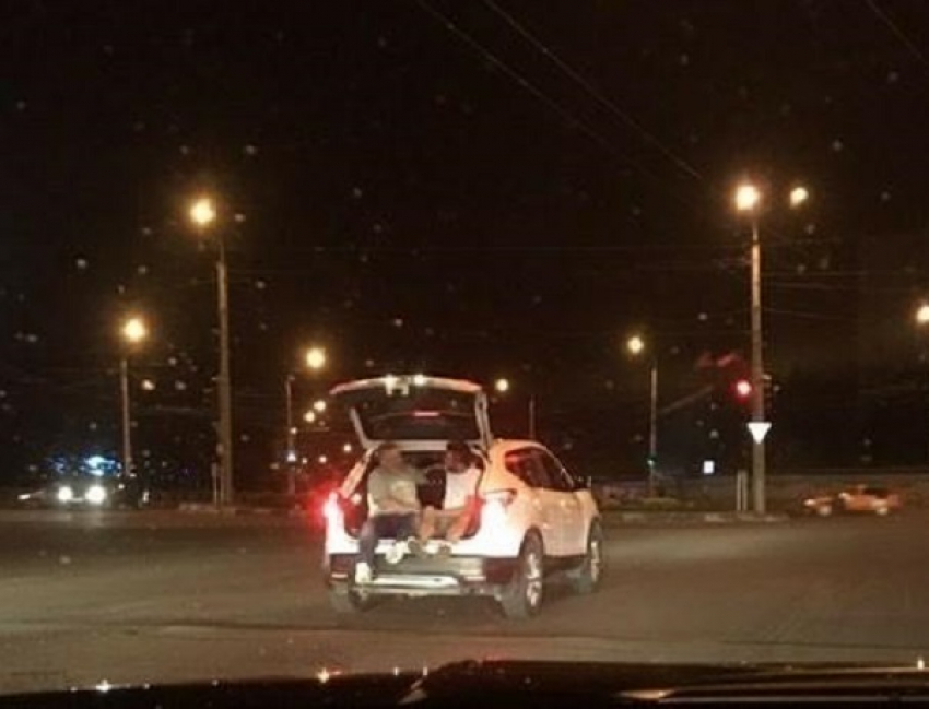 Необычный способ передвижения на автомобиле выбрали двое экстремалов в Ставрополе