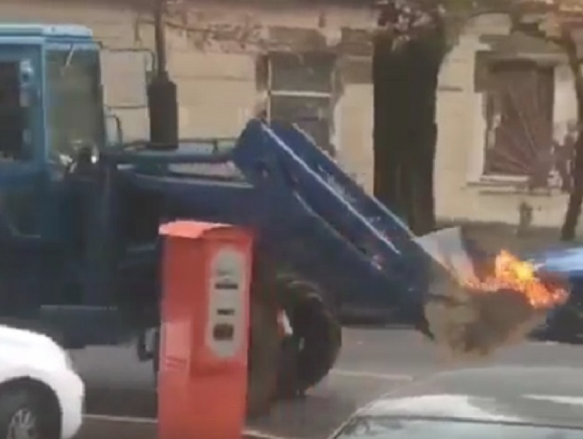 «Призрачный» трактор с пылающим ковшом сняли на видео в центре Ставрополя