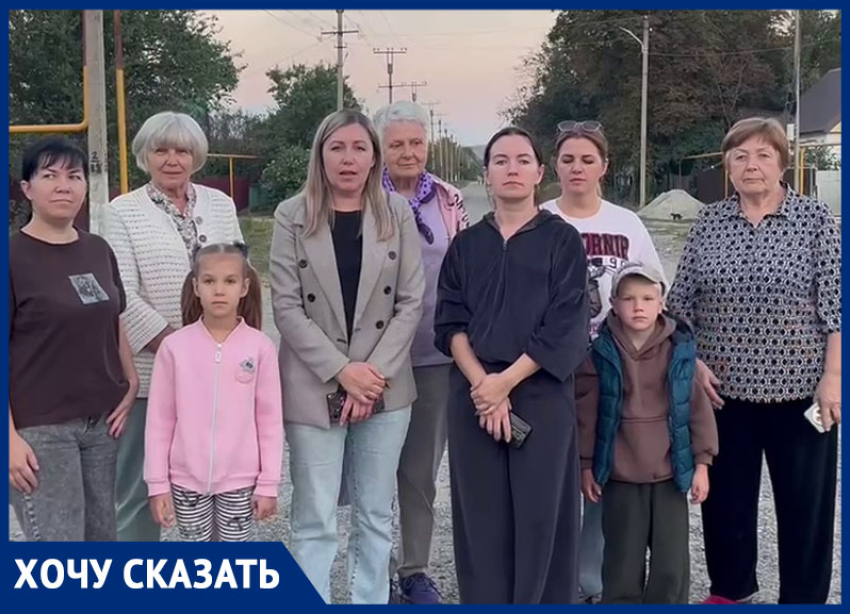 Дети идут в грязи и мокрые, а автобусы не ездят: жители хутора на Ставрополье просят отремонтировать дорогу