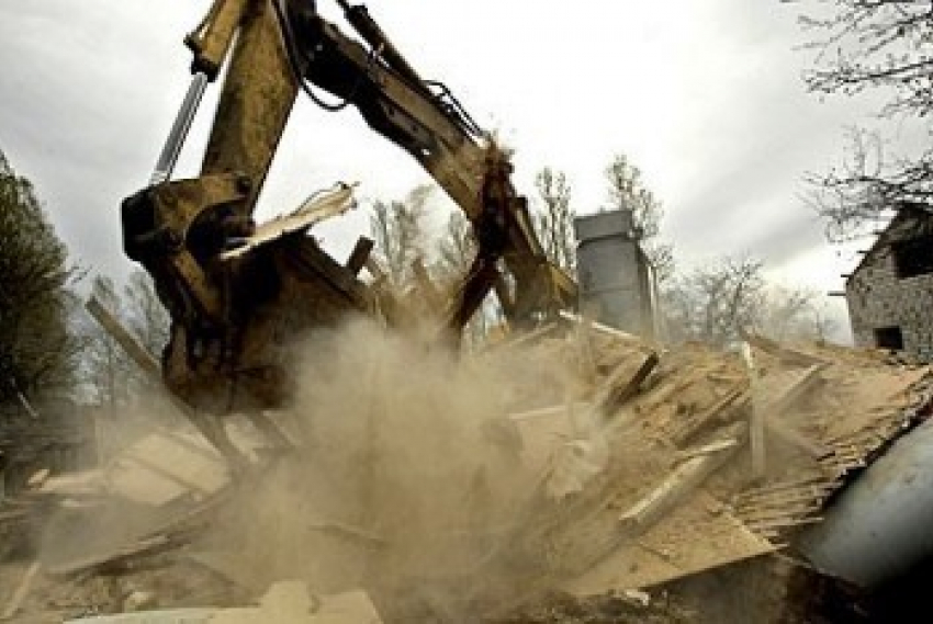 В Ессентуках предприниматель разрушил стену жилого дома и не хочет ее восстанавливать