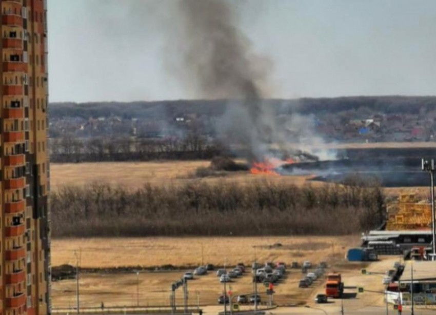 На юге Ставрополя в Перспективном районе горят поля