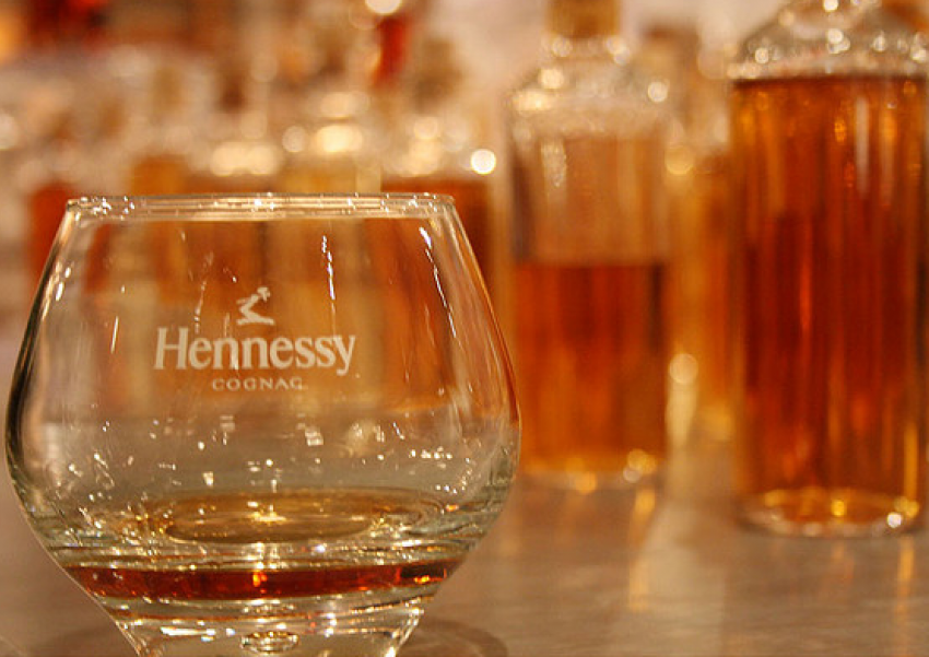 Рецидивист украл в «Магните» две бутылки «Hennessy»