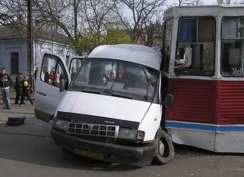 В Пятигорске «газель» столкнулась с трамваем