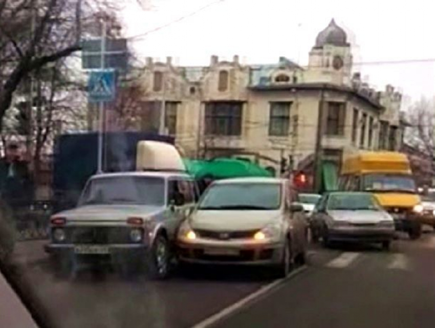 Глупая авария спровоцировала настоящий дорожный коллапс на проспекте Карла Маркса в Ставрополе