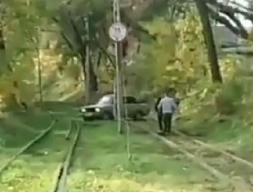 Необычный способ сократить путь через рельсы придумал автомобилист в Пятигорске