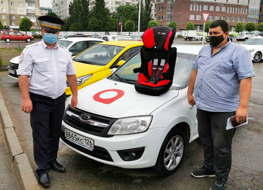 В Ставрополе сотрудники сервиса «Максим» совместно с ГИБДД выдали водителям детские автокресла