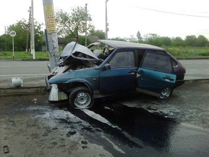 Пьяный ставропольчанин на высокой скорости врезался в электроопору