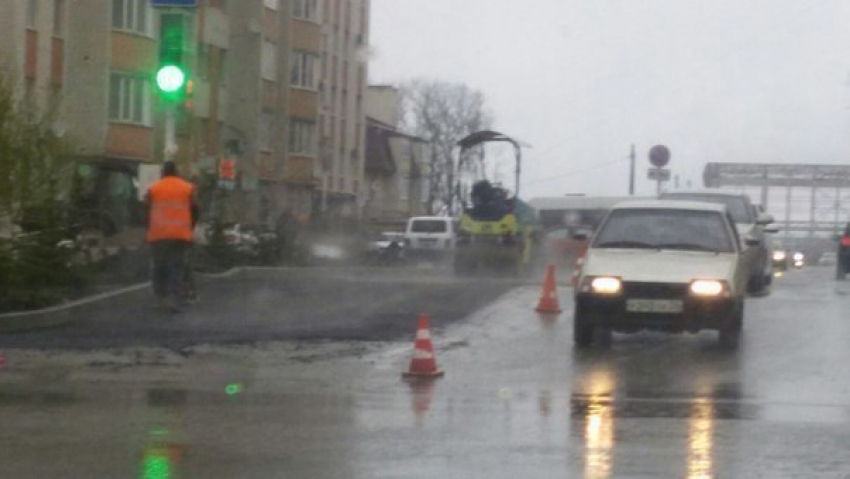 В Ставрополе продолжают стелить асфальт в непогоду