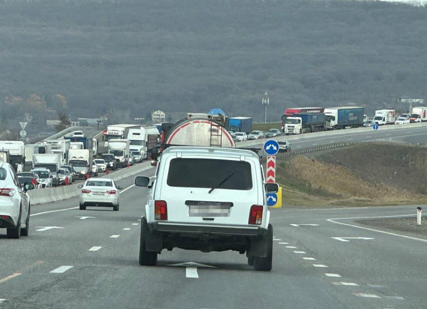 Огромная пробка на подъезде к Ставрополю образовалась из-за ремонта трассы 