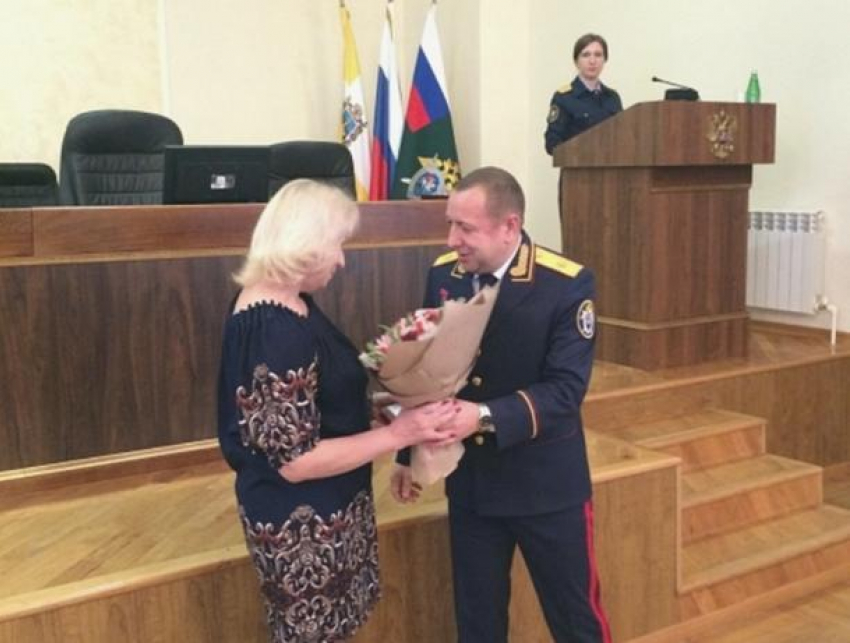 Спасшую на Ставрополье детей учительницу наградили в Следственном комитете