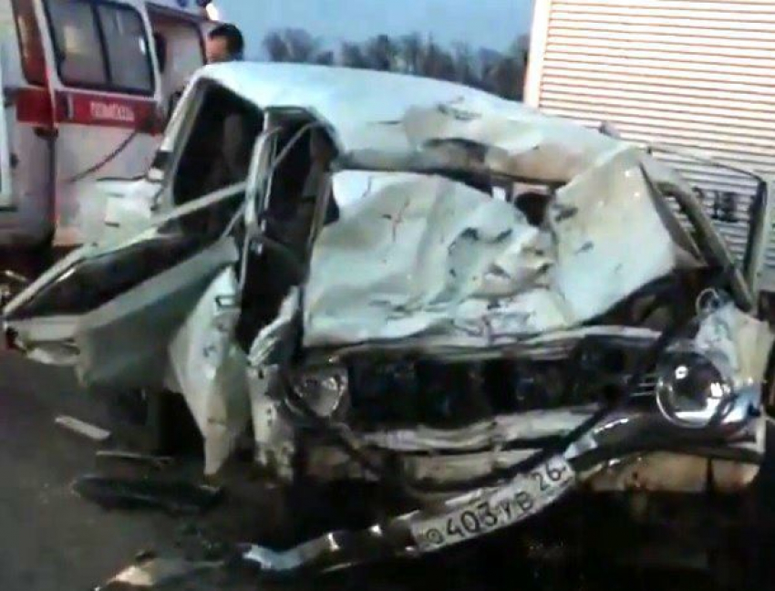 В страшном лобовом столкновении «копейки» и грузовика погибло три человека на Ставрополье