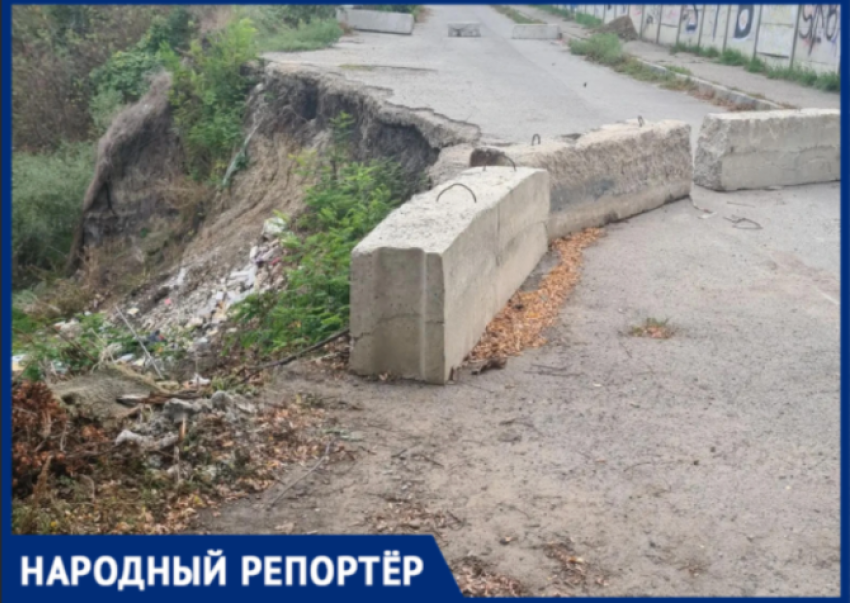 В Ставрополе разрастающаяся яма засасывает мусор и электросамокаты 