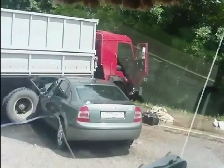Два человека погибли в жутком тройном ДТП на Ставрополье - последствия попали на видео