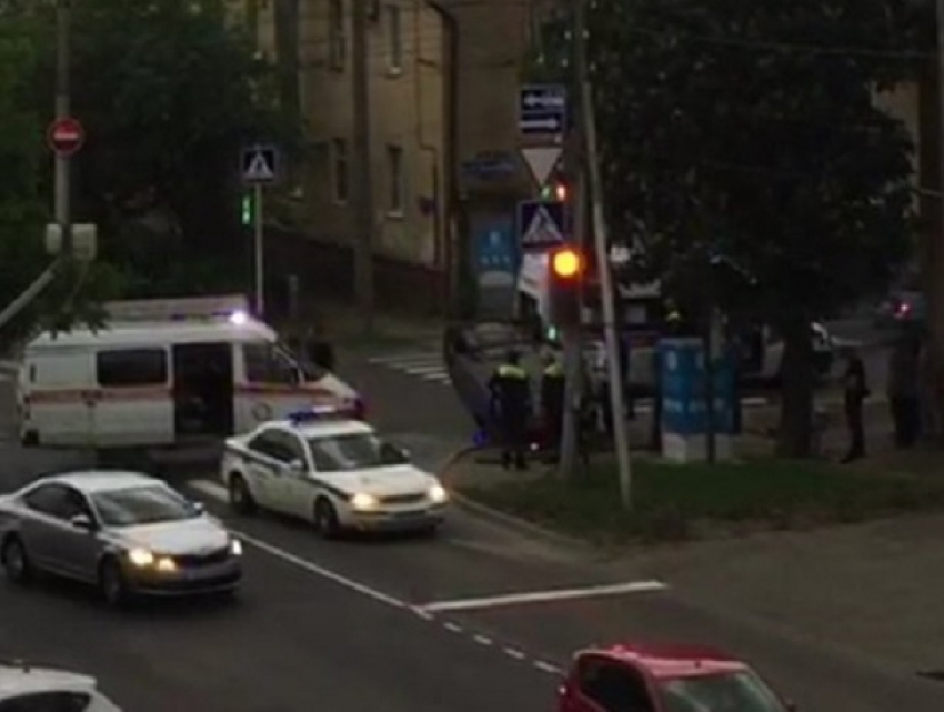 Последствия серьезного ДТП с перевернутым авто попали на видео в Ставрополе 