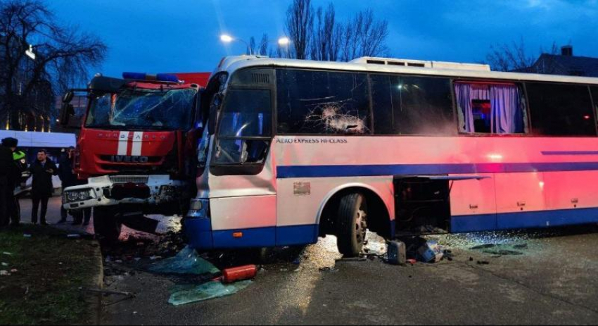 Дети выпрыгивали из окон автобуса после столкновения с пожарной машиной в Пятигорске