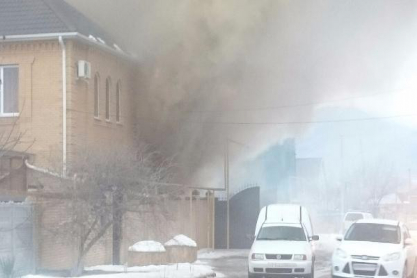 Сильный пожар в частном доме Железноводска попал на видео