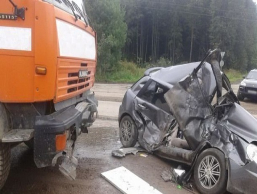 Неуступчивый водитель грузовика спровоцировал серьезную аварию с иномаркой на Ставрополье