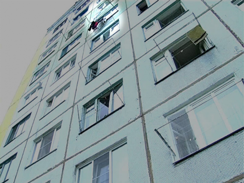 Мужчина скончался после падения из окна 10 этажа в Ставрополе