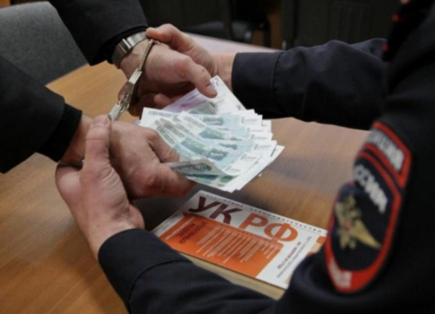 Попытка подкупить полицейского 200 рублями обернулась для ставропольца уголовным делом