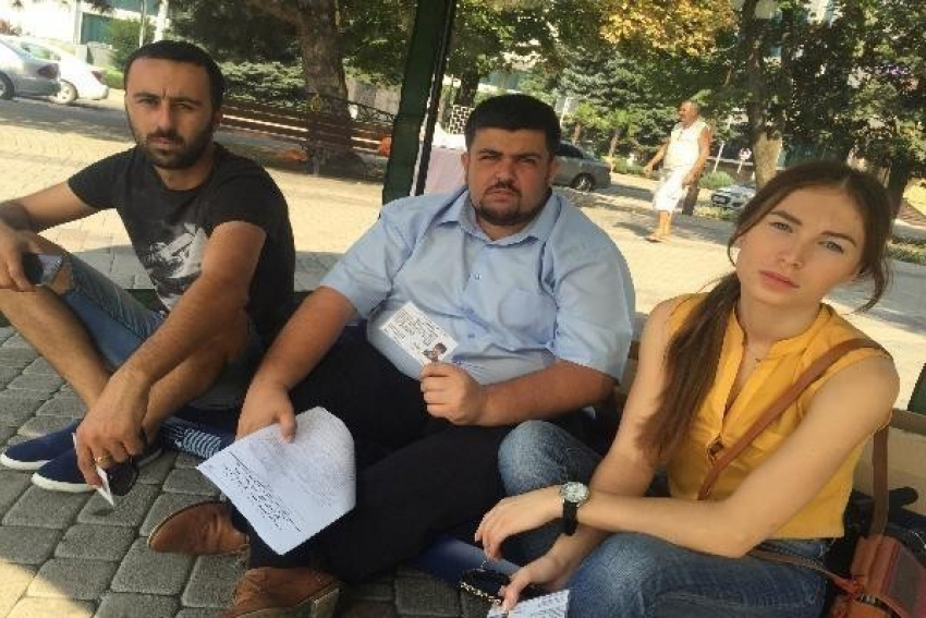 В Ставрополе лидер коммунистов Эдуард Маршанкулов попросил Михаила Абрамяна перестать голодать