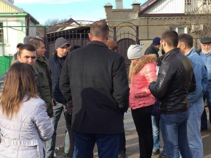 На митинг вышли жители посёлка Винсады Ставрополья в память о погибшем из-за полицейских водителе БМВ