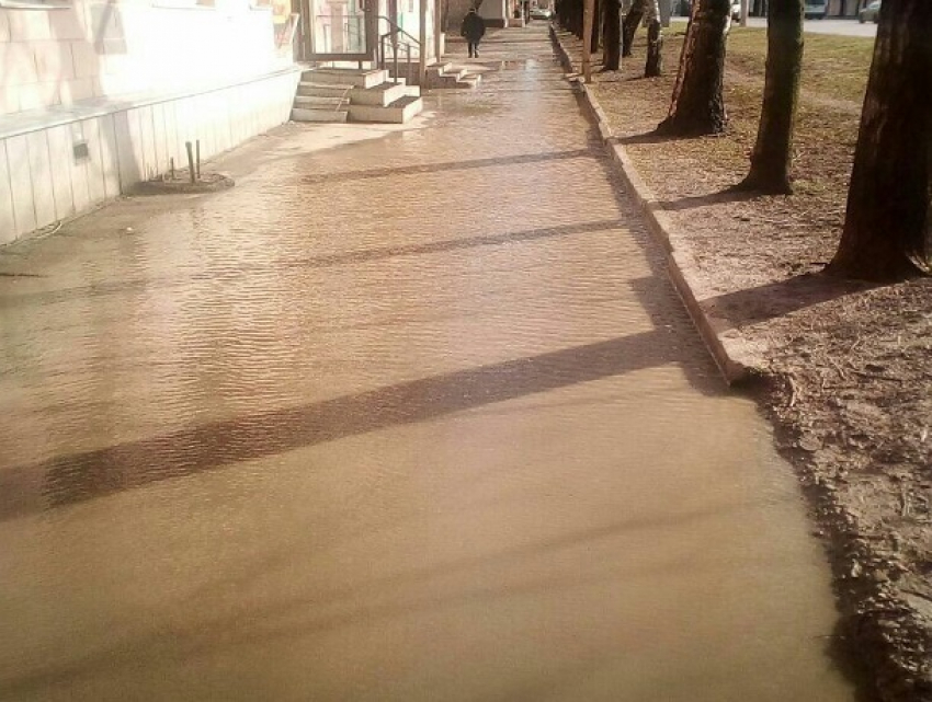 На «реку» вместо тротуара в центре города пожаловались жители Ставрополя