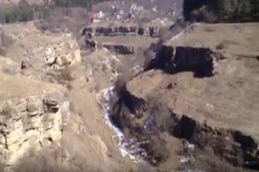 Легендарная Лермонтовская скала завалена мусором в Кисловодске