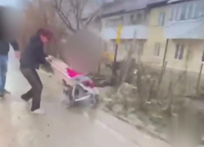 Пьяная и грязная: ставропольцев возмутило поведение женщины с коляской