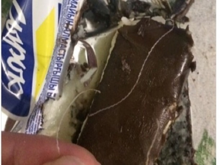 Длинный кусок металлической лески нашла в глазированном сырке жительница Ставрополья