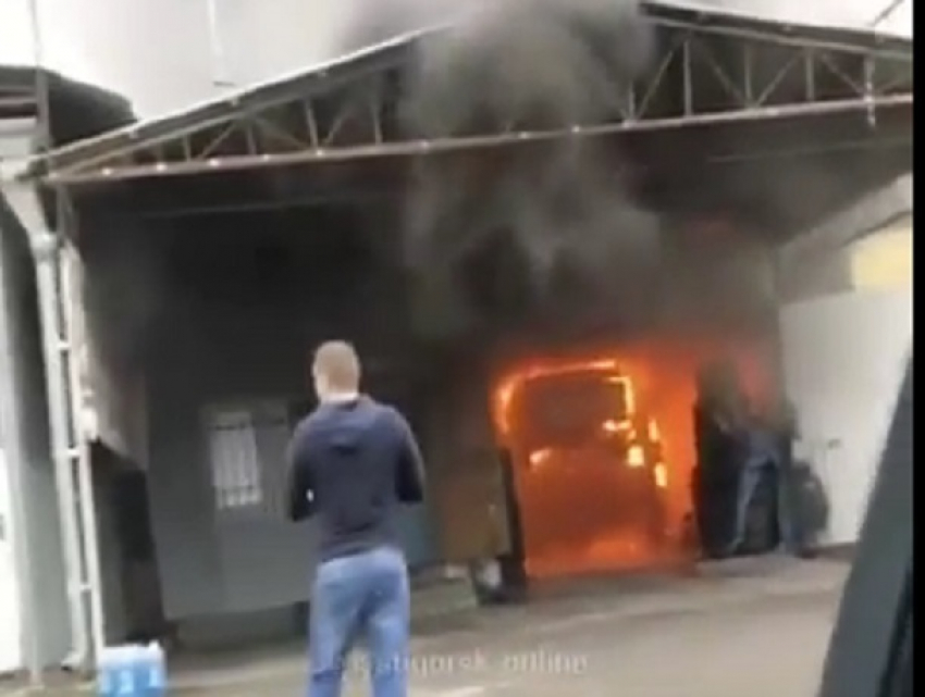 Иномарка сгорела в автомастерской и попала на видео в Пятигорске