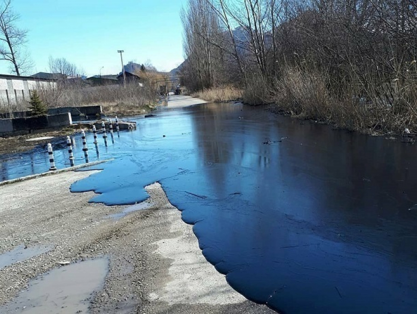 Битум растекся по окрестностям после взрыва на заводе в Ставропольском крае 