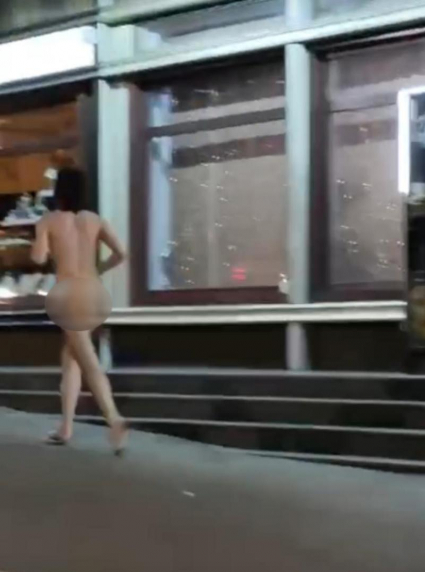 Невменяемый голый мужчина бегал по улицам Кисловодска