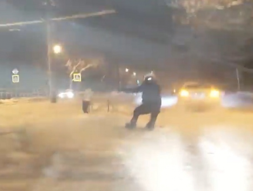 Опасные «покатушки» на сноуборде устроили экстремалы по улицам Пятигорска 