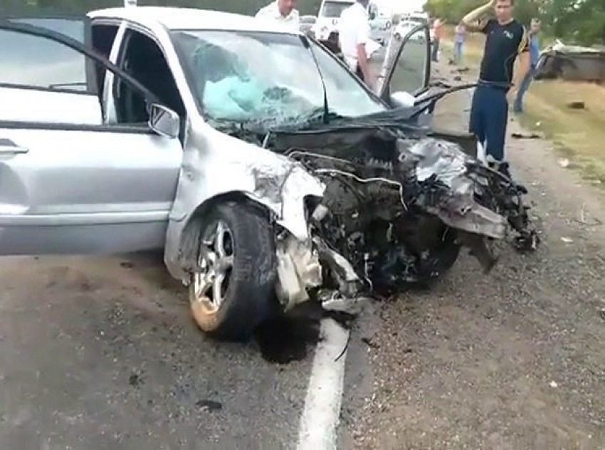 Семь человек попали в больницу после жуткого лобового столкновения «Митсубиси» с микроавтобусом на Ставрополье