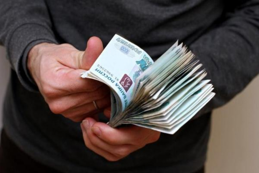 200 тысяч рублей и сотовые телефоны двое мужчин вымогали на Ставрополье
