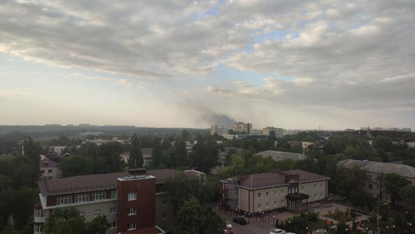 Пожар в магазине шин на Октябрьской в Ставрополе тушат огнеборцы
