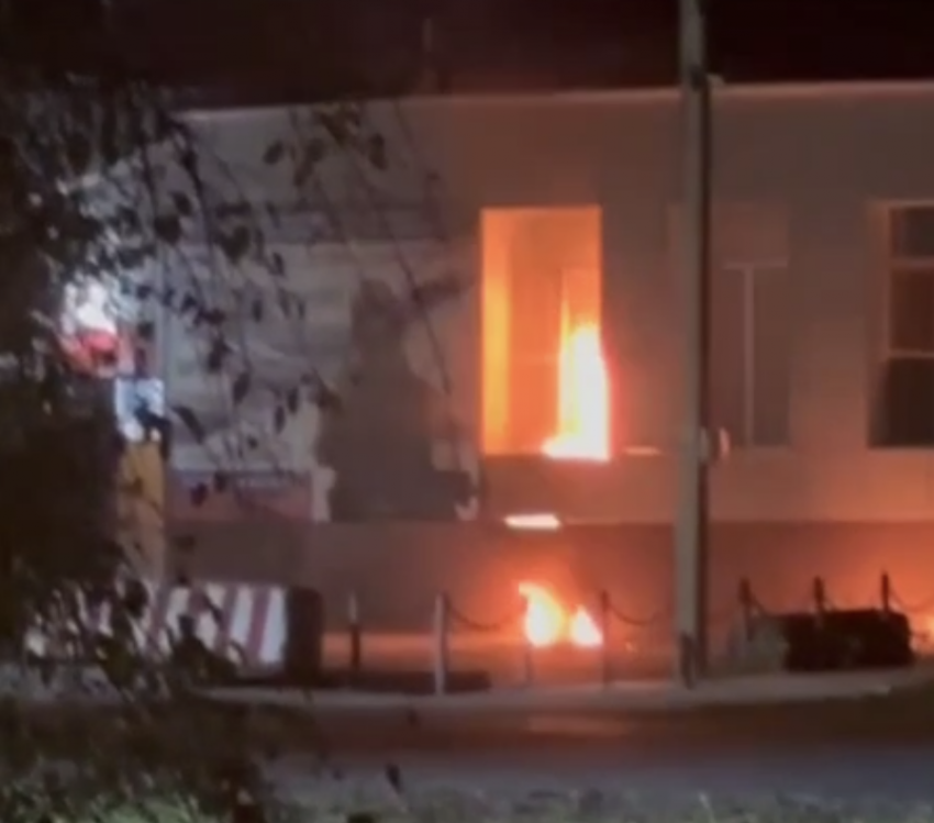 Женщина подожгла военкомат в Зеленокумске Ставропольского края: видео 
