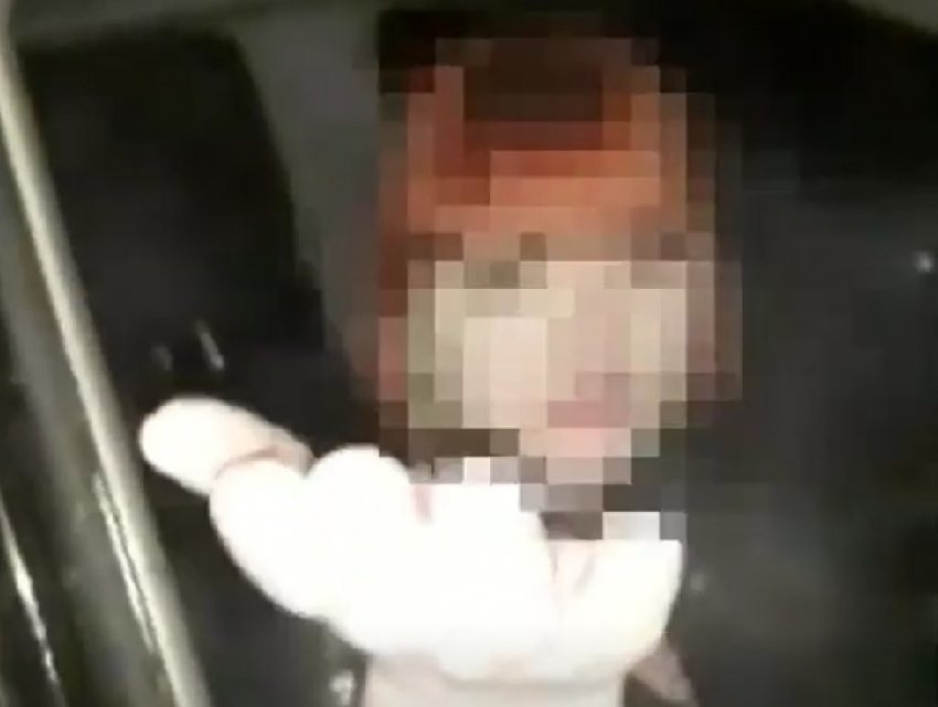 Дерзкая женщина-водитель притворилась пассажиром и нагрубила полицейским на Ставрополье 